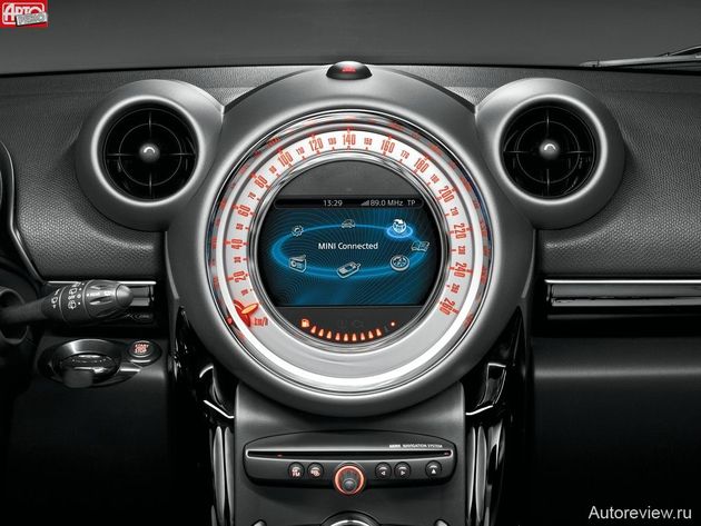 Интерактивная система Mini Connected — еще один шаг на пути «виртуализации» автомобилей. Можно слушать не только интернет-радио, но и подсказки по езде в стиле Mini — мол, не гони, мотор еще не прогрелся! Или: «О, мы набрали сотню за восемь секунд!»