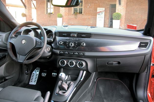 О генетике Альфы в салоне напоминают горизонтальные дефлекторы вентиляции и традиционно организованный блок климат-контроля. Пользоваться его ручками удобно, а вот качающимися и нефиксируемыми тумблерами и мелкими кнопками мультимедиасистемы — не очень