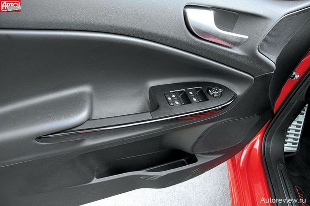 Клавиши стеклоподъемников и джойстик управления зеркалами — от Альфы 159, дверные карманы крошечные