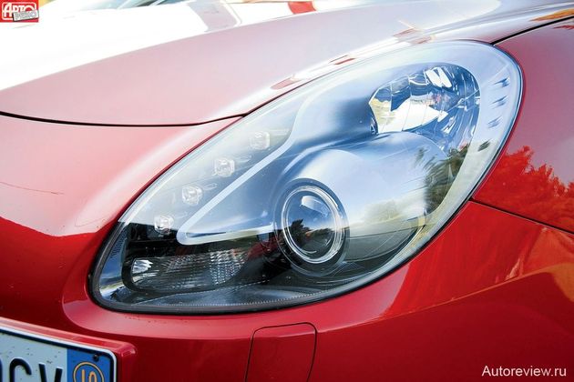 В уголках грустных глаз — по четыре слезинки светодиодных фонарей дневного света. Биксеноновые фары — опция