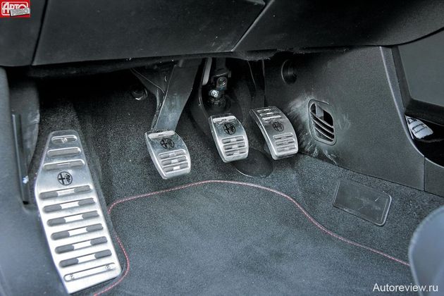 Педальный узел версии Quadrifoglio Verde эффектен, но тесноват