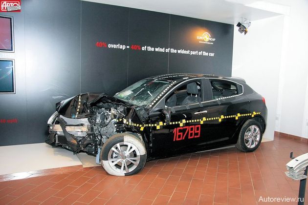 Giulietta после фронтального краш-теста EuroNCAP на скорости 64 км/ч: «клетка» салона почти не деформирована, двери открываются нормально. «В базе» — шесть подушек безопасности