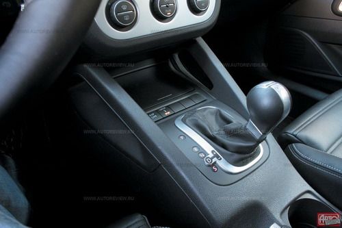 Роботизированная преселективная коробка передач DSG — пока единственная «пара» к двухлитровому двигателю. Кнопка ESP off на деле лишь отключает противобуксовочную систему, переводя ESP в «менее строгий» режим. Лампочка на щитке при этом не просто зажигается, а моргает