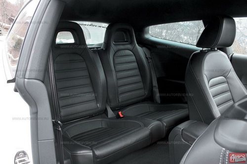 Задний диван &mdash; строго двухместный, причем удобно в &laquo;ковшах&raquo; будет только невысоким пассажирам. Фото Никиты Гудкова с сайта 