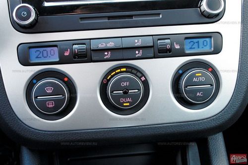 ...как и климат-контроль с раздельной регулировкой температуры, у которого почему-то оставили синюю подсветку дисплеев. Фото Никиты Гудкова с сайта 