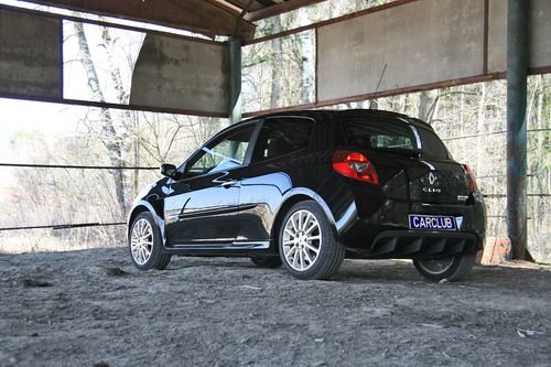 В отличие от своего скромного предшественника, о спортивном нраве которого можно было лишь догадываться, нынешний  Clio  RS получил видный передний бампер с хищным оскалом пасти воздухозаборника, технологические отверстия в передних крыльях для лучшего ох