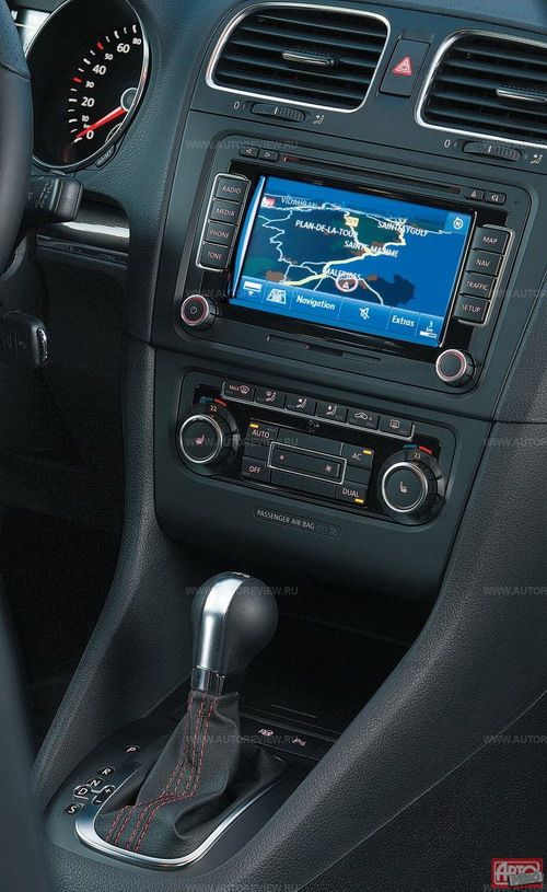 Единственное нарекание к DSG — прямой паз селектора с неявным положением «драйва». На цветном дисплее могут отображаться навигационные карты в режиме 3D и изображение с камеры заднего вида, со звуком быстро расстегивающейся молнии вылупляющейся из-под эмблемы на багажной двери. Фото Павла Карина с сайта 