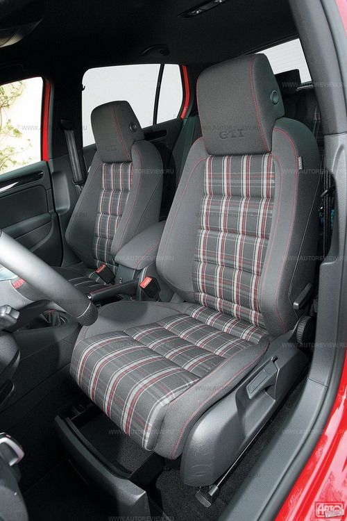 Кресла великолепны, внизу &mdash; выдвижной ящичек. Фото Павла Карина с сайта 