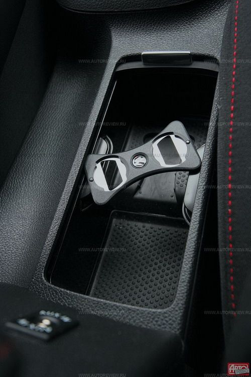 Перегородкой подбутыльников служит открывашка. К чему эти намеки? Фото Павла Карина с сайта 