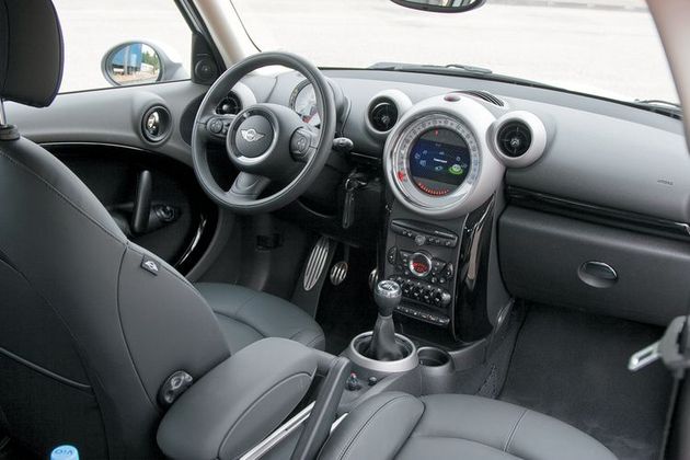 Огромная тарелка спидометра по центру — как и в других Mini. Но в целом консоль забавнее: с поднятыми вверх дефлекторами — ни дать ни взять Чебурашка!