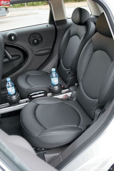 Передние кресла держат великолепно, задние тоже хороши, а между ними — «рельсы» для крепления различных аксессуаров. Можно выбрать и более традиционный трехместный диван, разделенный в пропорции 40:60