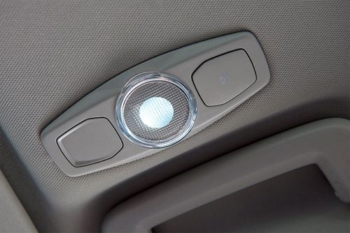 Еще одно интерьерное новшество - светодиодные лампы, заменившие собой традиционные лампы накаливания. Дополнительный светильник появился в задней части салона: он подсвечивает багажный отсек