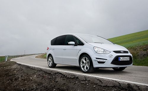 Новый S-MAX, как и его предшественник, не боится ни извилистых шоссе ни плохих дорог