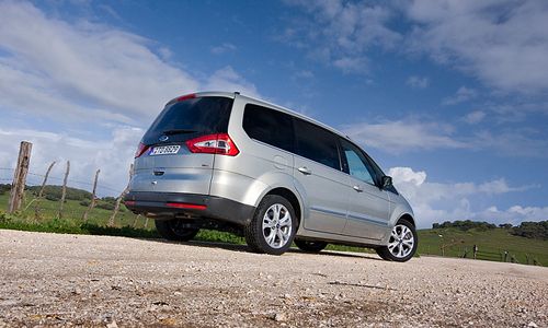 Больший задний свес, почти вертикальная пятая дверь и большая площадь остекления, делают поездки на третьем ряду кресел в Ford Galaxy комфортными даже для взрослых пассажиров. В Ford S-MAX на "галерке" чуть теснее