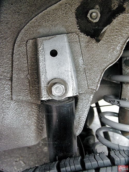 Новый задний амортизатор крепится к кузову при помощи закладной гайки &mdash; случись с ней что, придется вырубать и менять гайку вместе с кронштейном. Фото Степана Шумахера и Никиты Гудкова с сайта 