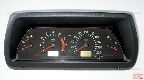 Комбинация приборов от Самары-2 — с «электронным» спидометром, часами, вольтметром и забортным термометром. Но панель встала под большим углом, отчаянно бликует и отражает ступицу руля. Вдобавок на ней не нашлось места контрольной лампе включенной блокировки межосевого дифференциала — она переехала в «периферийную» зону на центральной консоли. Лучше подошла бы «приборка» от Шеви-Нивы, но она не вписалась в бюджет