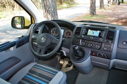 В салоне появились новые эрогономичные сиденья, модернизированный блок управления климатом и аудиосистемой, новый трехспицевый руль, а также приборная панель с белой подсветкой от "Гольфа". Правда материалы отделки в недорогих версиях до Golf VI, конечно, не дотягивают