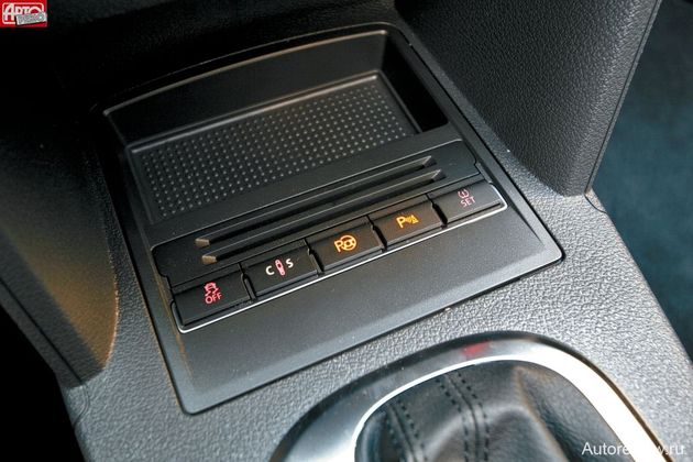 К кнопкам сервисной электроники, расположенным перед рычагом коробки, приходится тянуться