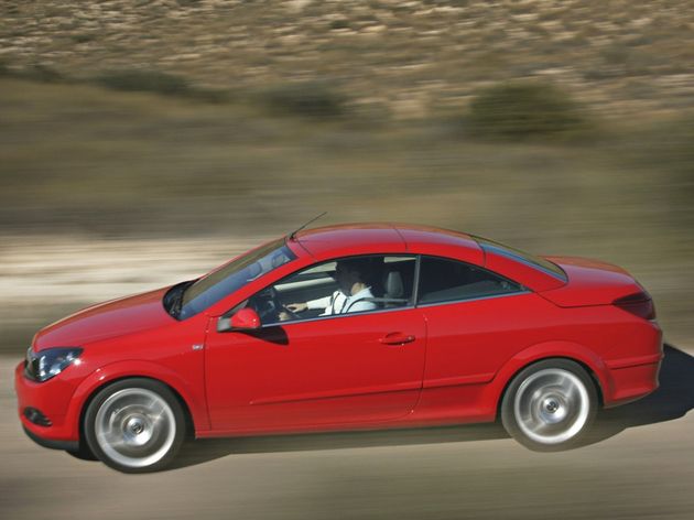 Еще один недорогой купе-кабриолет из тех, что продаются в России, тоже существенно дороже Kia Cerato Koup. Opel Astra Twin Top с бензиновым мотором объемом 1,8 литра мощностью 140 лошадиных сил, передающим крутящий момент на передние колеса с помощью пятиступенчатого автомата, в базовой комплектации обойдется покупателю в 941 тысячу рублей. Фото Opel