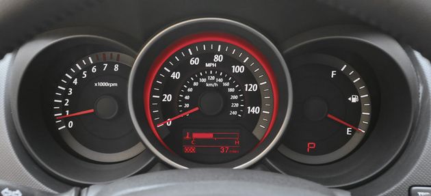 Оптитронная приборка Supervision у "Купа" такая же, как у седана "Церато". И точно также, как и у автомобиля с четырехдверным кузовом, она устанавливается только на модификации с двухлитровым двигателем. Остальные версии оснащены традиционной комбинацией приборов