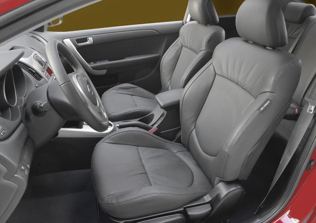 Удобные кожанные кресла Kia Cerato Koup, которые устанавливаются на автомобиль уже в базовой комплектации, регулируются вручную. Зато благодаря широкому диапазону регулировок удобно устроится за рулем сможет водитель любого роста