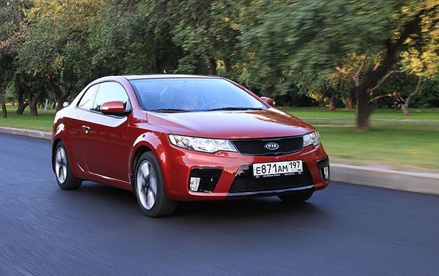 Купе едет интереснее четырехдверного седана. По крайней мере, на дуге "Куп" кренится меньше и держит траекторию лучше обычного "Церато". В этом ему помогает более широкая колея передней и задней оси. Спереди у Koup расстояние между колесами больше, чем у седана на 65 миллиметров, а сзади - на 79 миллиметров