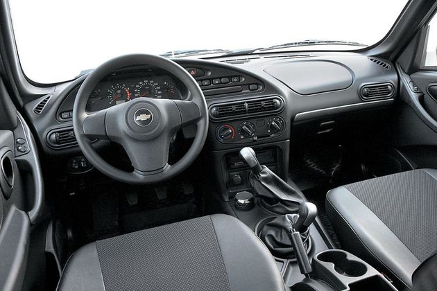 Внешне салон не изменился, но внутри стало тише — отчасти благодаря лучшей виброизоляции рычага коробки передач