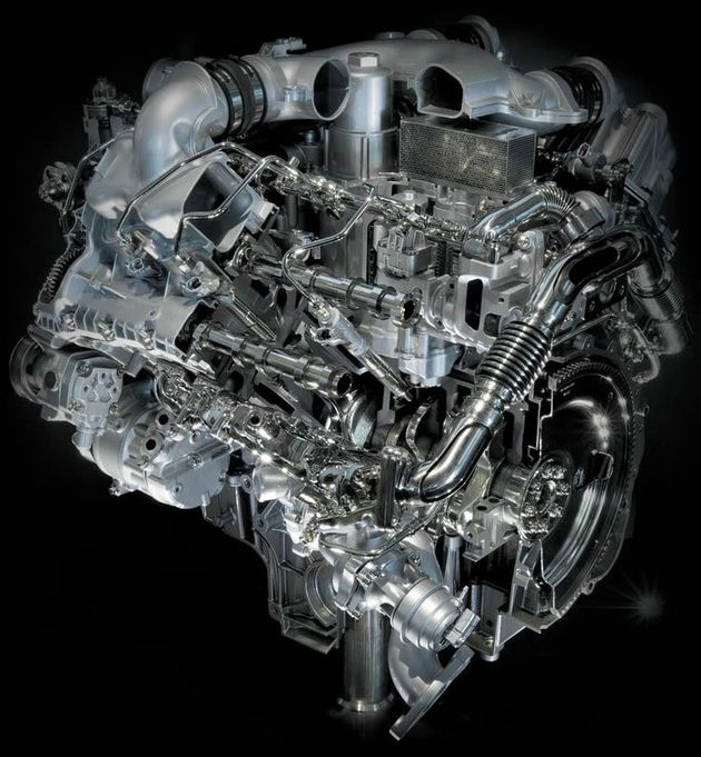 Новый мотор TDV8 построен на чугунном блоке, имеет четырехклапанное газораспределение, пластиковые клапанные крышки с эластичными прокладками (они снижают вибрации и шум), необслуживаемый привод навесных агрегатов и керамические калильные свечи, которые разогреваются до более высокой температуры, чем стальные, и работают дольше. Турбодизель объемом 4,4 литра стал первым двигателем Land Rover, допускающим использование масла с низким показателем сульфатной зольности, которое меньше «пригорает» в процессе эксплуатации и тем самым продлевает срок службы сажевого фильтра. Примечательно, что все сервисные операции, связанные с обслуживанием нового мотора (в частности — замену масла), можно проводить из подкапотного пространства, не устанавливая автомобиль на подъемник, а межсервисный интервал увеличен до 24000 км. По комплексу параметров выхлопа новый двигатель получился на 14% экологичнее своего предшественника — турбодизеля объемом 3,6 литра