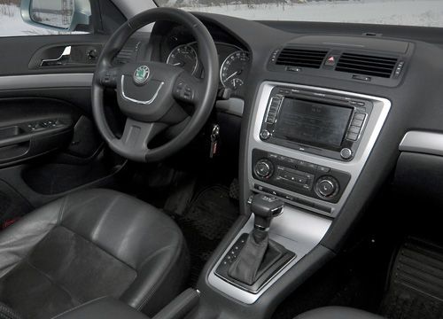 Выдрессированный менеджер в автосалоне Skoda обязательно скажет, что в салон Октавии поставили кучу всего от более дорогого и презентабельного Суперба. Это и руль, и центральная консоль с большим активным дисплеем. Но главное — осталась прежняя логичная и интуитивно понятная эргономика как управления бортовыми коммуникациями, так и их расположения