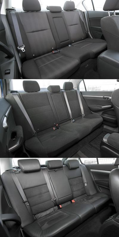 Octavia (опять на фото снизу!) и тут — явный лидер по пространству салона. И спереди свободно, и сзади уготовано прилично места для троих, причём не худышек. Места достаточно и в ногах, и в плечах, и даже над головой свободно. Как правило, хэтчбеки из-за сильно покатой задней стойки скрадывают много пространства над головами, но для Октавии данная проблема не актуальна. Чего нельзя сказать про Civic (посередине). Он хоть и не хэтчбек, но места над головами задних пассажиров явно мало. Спасает лишь то, что можно расположиться полулёжа, благо расстояние до передних сидений это позволяет. А в Мазде напротив — над головой простор, а в ногах тесно, так что тут посадка более вертикальна