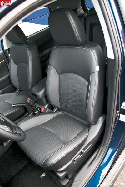 Установленные высоко сиденья порадуют людей невысокого роста, тем более что их можно поднять еще выше. А рослым водителям захочется опуститься чуть ниже, да нельзя. Больше понравились сиденья с фактурной тканевой обивкой (японцы называют ее «3D-фактурой»): они лучше фиксируют тело