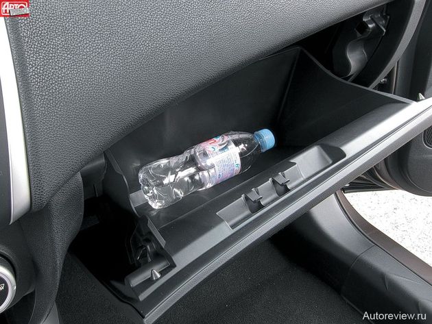 Перчаточный ящик — одинарный и не очень большой, но обычная бутылка с водой и бумаги формата А4 сюда поместятся