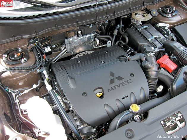 Двухлитровый 150-сильный мотор 4B11 MIVEC заимствован у Лансера — равно как и двигатель 4B10 MIVEC (1,8 л, 140 л.с.). Оба — Евро-4. Предполагается, что самым популярным на нашем рынке окажется именно 140-сильная версия, но поездить на такой машине не удалось