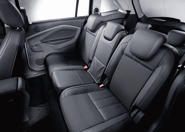 В семиместном варианте, при поднятых сиденьях третьего ряда, под вещи в Grand C-MAX остается совсем немного места - в крошечный багажник влезут лишь пара небольших пакетов или сумок. Зато в пятиместном варианте его объем составляет уже 439 литров, а при полностью сложенных креслах второго ряда - 1706 литров. И это несмотря на то, что под полом багажника умещается полноразмерная запаска