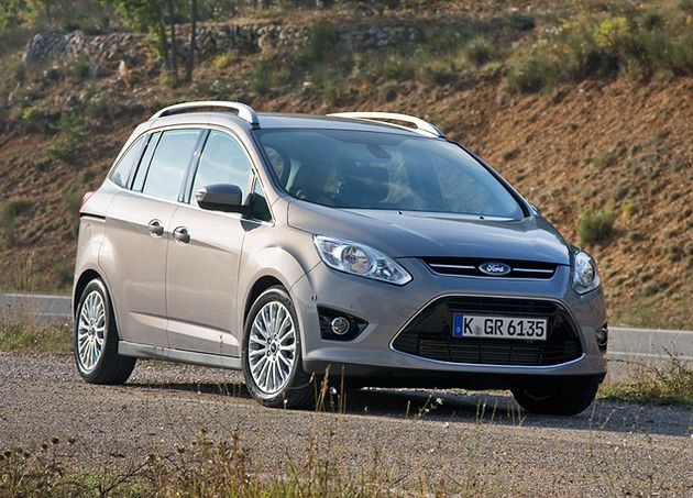 Новый Grand C-MAX имеет неплохие шансы оттяпать солидный кусок российского рынка компактвэнов, который оценивается в 25-40 тысяч машин в год - это примерно 0,9 процента от общих продаж новых автомобилей в России. До появления нового семейства C-MAX занимал около 10 процентов этого сегмента: для сравнения, на долю Ford S-MAX и Galaxy приходится около 80 процентов рынка больших минивэнов