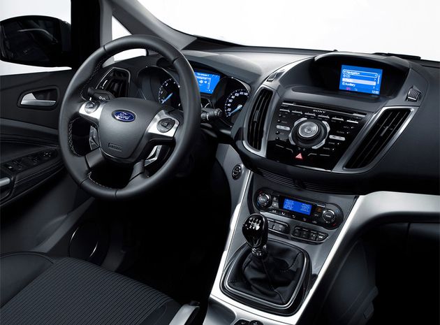  'Форд' продолжает эксплуатировать идею интерфейса а-ля мобильный телефон, который все еще требует привыкания. На центральной консоли много клавиш разного размера и 'содержания', а универсальные 'софт-клавиши', функции которым присваиваются в зависимости от выбранного пункта меню борткомпьютера, находятся слишком далеко от экрана