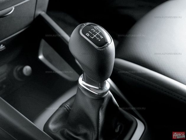 Рычаг пятиступенчатой «механики» теперь венчает продолговатый набалдашник с «курком», а вот у «шестиступки» для дизельных европейских версий оставлены кольцо и классический «шарик»