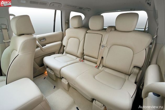 На втором ряду сидений очень просторно. Угол наклона спинки — с четырехступенчатой регулировкой. Боковой скат потолка целиком занимают дефлекторы «воздушной занавески». Единственное неудобство — ступни не удается просунуть под передние кресла