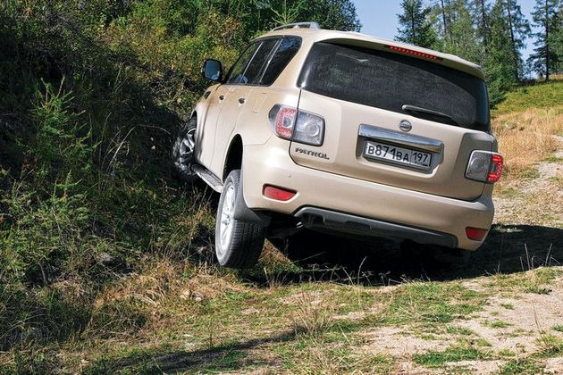 Диагональное вывешивание: хода независимых подвесок огромны! Главное — перевести трансмиссию в любой «полноприводный» режим, кроме дорожного Auto