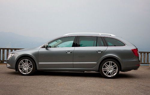 "Супербы"-универсалы стали первыми "Шкодами", на которые в качестве опции устанавливается система бесключевого доступа Kessy. Теперь ключ не нужен ни для того, чтобы попасть внутрь "Комби", ни для того, чтобы его завести