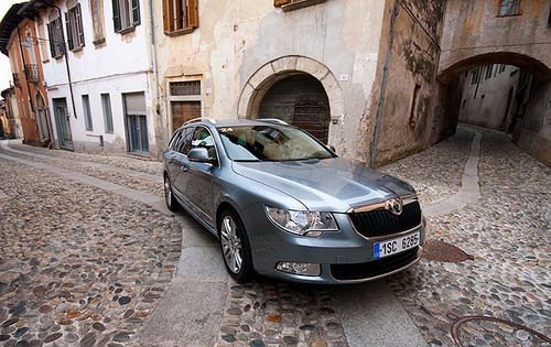 Skoda Superb Combi тяжелей хэтчбека из-за дополнительного усиления "универсального" кузова. Однако прибавка в весе оказалась невелика &ndash; около 20 килограмм, и она никак не сказалась на поведении машины на дороге