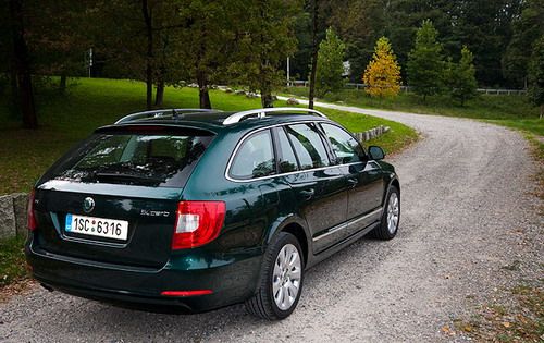 Хэтчбек "Суперб" поставляется в Россию только с бензиновыми двигателями. Зато универсалы, возможно, будут возить и с дизельными моторами. По крайней мере в "Шкоде" утверждают, что сейчас этот вопрос как раз решается