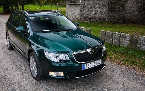 Первые "Супербы Комби" появятся в России до конца 2009 года. Правда, пока российские цены на универсал неизвестны. Чтобы понять порядок цен: хэтчбек в базовой комплектации с двигателем 1.8 TSI и шестиступенчатой коробкой передач стоит 949 тысяч рублей. Автомобили с бензиновым двигателем объемом 3,6 литра стоят от 1 миллиона 699 тысяч рублей