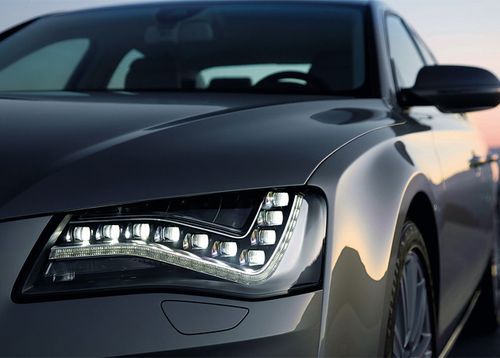 Полностью светодиодная головная оптика - это опция. В единой блок-фаре используется 56 светодиодных элементов: полоска "дневного света" состоит из 44 светодиодов, еще десять светодиодов с линзами используются для формирования пучка ближнего света, а дальним светом заведуют два самых больших диода