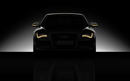 Функции поворотников в фарах тоже выполняют светодиоды, переключаясь с белого на желтый свет. Противотуманки спрятаны здесь же - в нижней секции фар. Когда они включаются, пара верхних светодиодов ближнего света дезактивируются, чтобы не слепить встречных