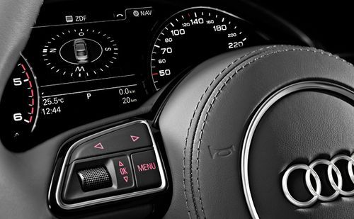 В Audi решили не идти на поводу у конкурентов и сохранили традиционные аналоговые приборы. Между ними - большой ЖК-дисплей с очень красивой и наглядной графикой. Сюда выводятся данные бортового компьютера, подсказки системы навигации и изображение системы ночного видения (когда она активирована)