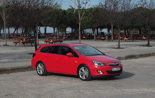 Как и хэтчбек, универсал Opel Astra построен на "джиэмовской" платформе Delta II, которую кроме "Астры" пока использует только Chevrolet Cruze. Колесная база у обоих модификаций Astra одинаковая - 2658 миллиметров, но от универсала предыдущего поколения новинка отличается по размерам.  Так, длина кузова у Sports Tourer больше, чем у "Каравана" на 174 миллиметра, передняя колея шире на 56 миллиметров, а задняя - на 70 миллиметров. В то же время, по размеру колесной базы "Спортс Турер" проигрывает своему предшественнику 18 миллиметров