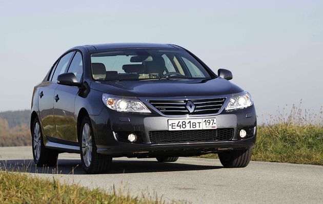 Рассказывая о Latitude, маркетологи Renault делают акцент на том, что седан крупнее всех конкурентов-одноклассников. При длине в 4897 миллиметров "Латитьюд" на 80 миллиметров больше Toyota Camry (4815 миллиметров). Правда, по размерам колесной базы "француз" в число лидеров не входит - у той же Camry расстояние между осями больше аж на 13 миллиметров: 2775 миллиметров против 2762 миллиметра у французской модели