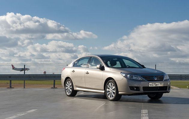 В России Latitude не только займет место флагмана линейки Renault, но и заменит собой хэтчбек и универсал Laguna - на нашем рынке останется только "Лагуна-купе". При этом в европейских странах обеим моделям придется уживаться в единой линейке Renault