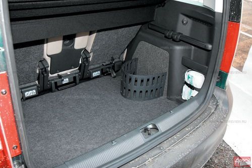 Резиновая ручка-&laquo;потягушка&raquo; на тыльной стороне пятой двери и фирменное &laquo;ведерко&raquo; для мелочовки &mdash; это все, чем отличается 505-литровый багажник Yeti от грузового отсека Тигуана. Фото Юрия Ветрова с сайта 